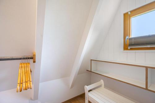 a room with a bench and a window at Ferienhaus Eulennest in Billerbeck