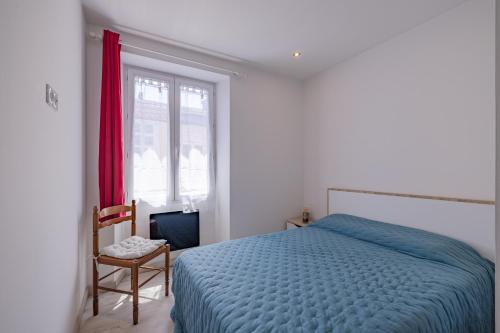a bedroom with a bed and a chair and a window at La Terrasse de Vidauban - Duplexe climatisé in Vidauban