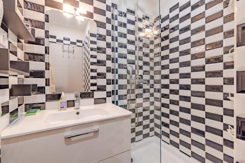 a bathroom with a sink and a shower at La Terrasse de Vidauban - Duplexe climatisé in Vidauban