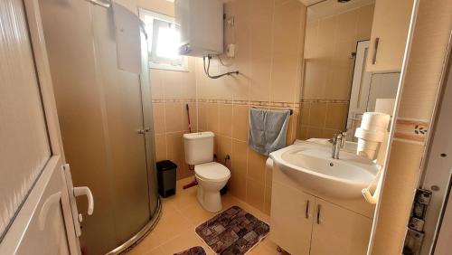 a small bathroom with a toilet and a sink at Umut Konaklama in Ardeşen