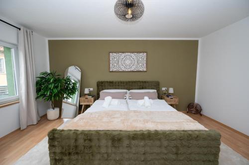 a bedroom with a large bed in a room at Green Mango - City Apartment mit Balkon in Mürzzuschlag