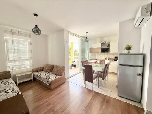 Apartment Danijel with balcony, Novalja