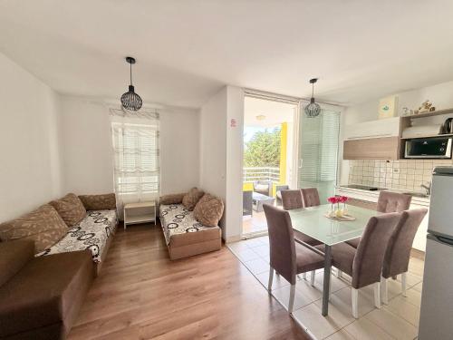 Apartment Danijel with balcony, Novalja