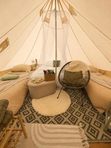 a room with two beds in a tent at Glamping Tisá in Tisá