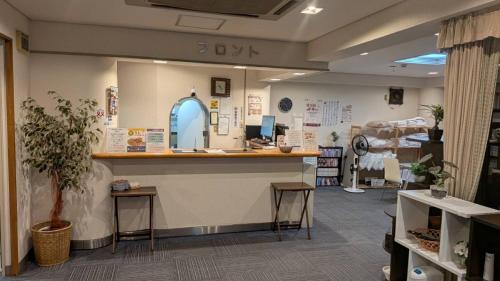 a shop with a counter and stools in a room at Hotel Higashihiroshima Hills Saijo in Higashihiroshima