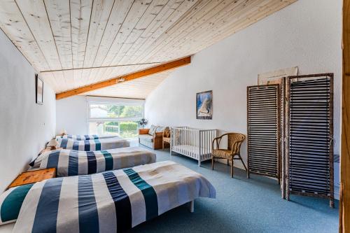 a bedroom with two beds and a window at Appartement 6 p Sanguinet-"Chott" in Sanguinet
