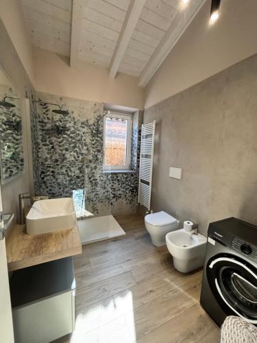 a bathroom with two sinks and a washing machine at Casa LEONARDO in CastellʼArquato