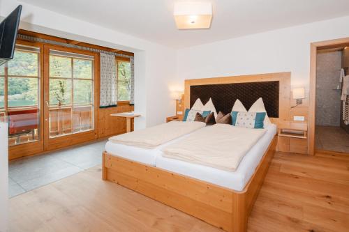 ein Schlafzimmer mit einem großen Bett in einem Zimmer in der Unterkunft Haus Hirschpoint in Faistenau