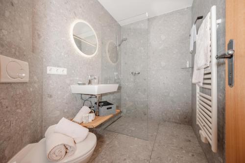 ein Badezimmer mit Toilette und Waschbecken in der Unterkunft Haus Hirschpoint in Faistenau