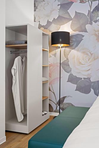 a bedroom with a flower mural on the wall at Hey Lou Hotel Karlsruhe Messe in Karlsruhe