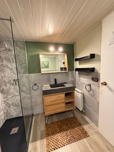 a bathroom with a sink and a shower at Apartemento en la Molina - a pie de pistas in La Molina