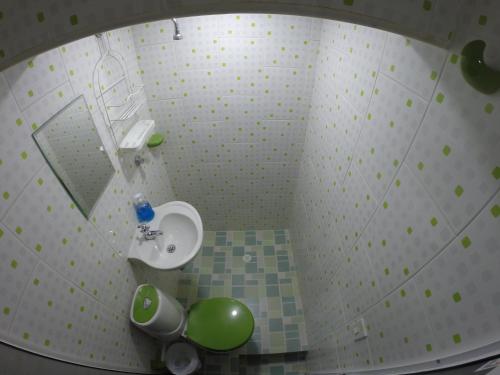 a small bathroom with a sink and a toilet at Casa Villavicencio in Villavicencio
