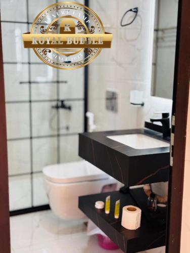 ein Hotelbadezimmer mit Waschbecken und Toilette in der Unterkunft ROYAL BUBBLE lUXURY CAMP in Wadi Rum