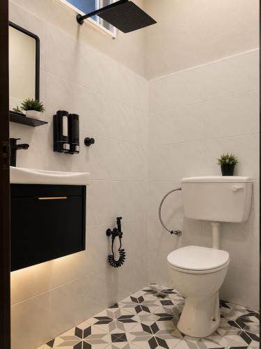 a bathroom with a toilet and a sink at Dmana Homestay Arau Perlis in Arau