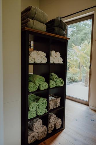a book shelf filled with towels and towels at Casa Lilou in Lochristi