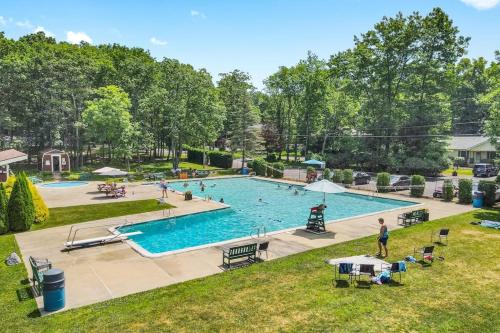 an overhead view of a swimming pool at a resort at The Burrow in Jim Thorpe