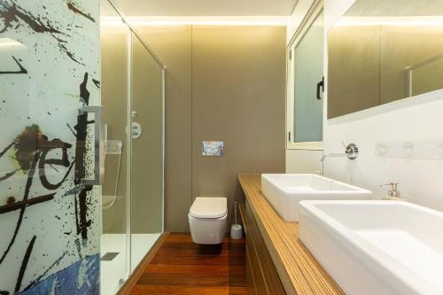 a bathroom with a sink and a toilet at Portu Casa Albero I Aston Rentals in Portugalete