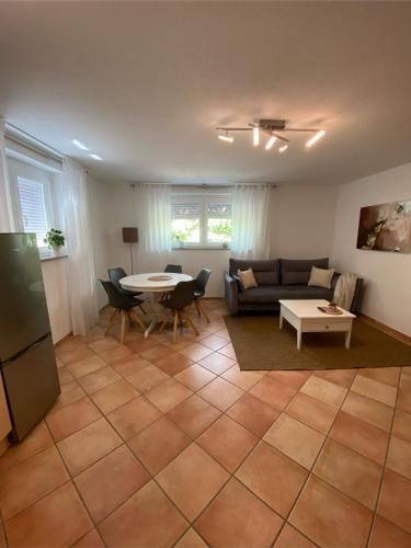a living room with a couch and a table at Ferienwohnung im Sand in Herbolzheim