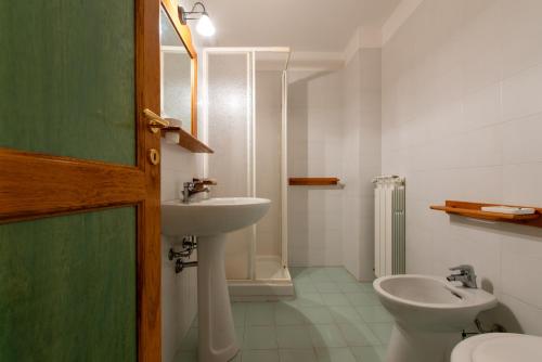 a bathroom with a sink and a toilet at Residenza Lorica in Lorica