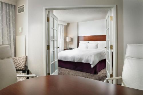 Postel nebo postele na pokoji v ubytování Chicago Marriott Suites Deerfield