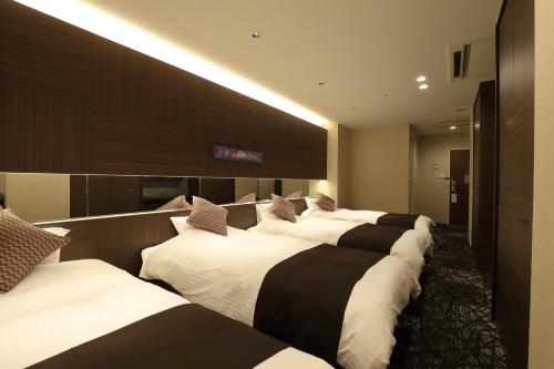Postel nebo postele na pokoji v ubytování Osaka Teikoku Hotel