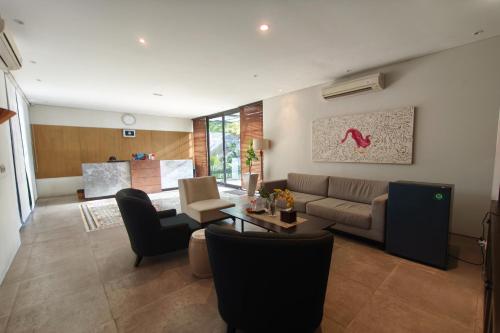 a living room with a couch and a table at Nivasa Hotel in Nusa Dua