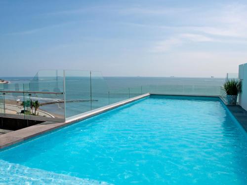 a swimming pool with a view of the ocean at Hotel Plaza Sol Veracruz in Veracruz