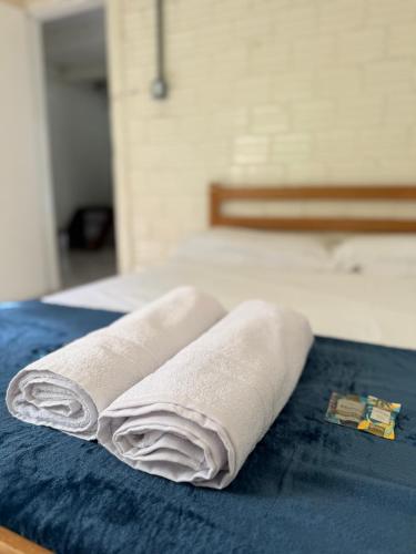 two towels sitting on top of a bed at Lago Azul Acqua Park in Santo Cristo