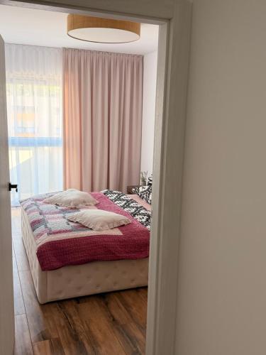 a bedroom with a bed and a window at Apartament Lniany in Leszno
