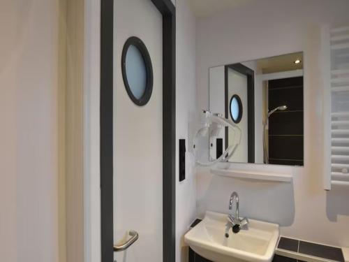 a bathroom with a sink and a mirror at Boot zonder naam in Volendam