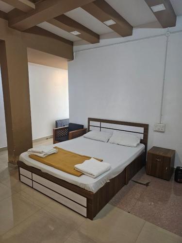 a bedroom with a large bed in a room at Relaxinn Dwaraka in Mānantoddy
