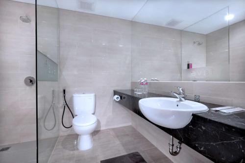 uma casa de banho com um lavatório, um WC e um chuveiro em favehotel Margonda em Depok