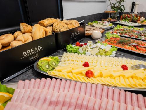 a buffet filled with different types of food and bread at Willa Bliźniak 2 - 300m od Plaży Śniadanie W Cenie Pobytu in Karwia