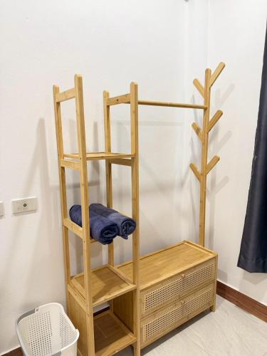 a wooden shelf with a blue towel on it at Hatyai marina Villa in Ban Khlong Hae