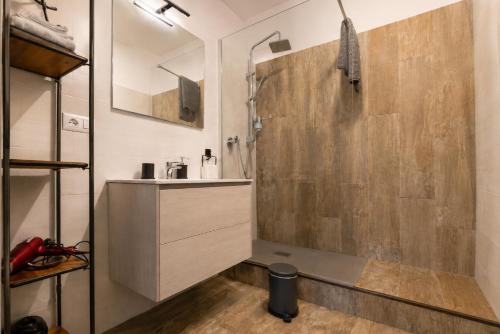 a bathroom with a shower and a sink at INDUSTRIAL CHIC HOUSE - Private parking in Orvieto