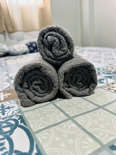 a pile of towels sitting on top of a bed at Aeroporto de Guarulhos in Guarulhos