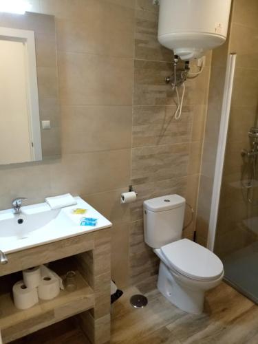 ein Badezimmer mit Toilette und Waschbecken in der Unterkunft Hotel Skyline Boadilla in Alcorcón