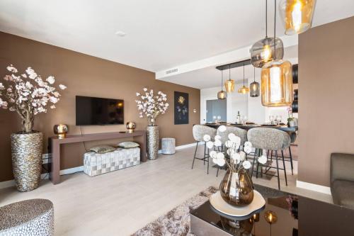 Luxury 3BR Apt - Jacuzzi, Garden and Pool photo 6