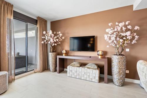 Luxury 3BR Apt - Jacuzzi, Garden and Pool photo 12