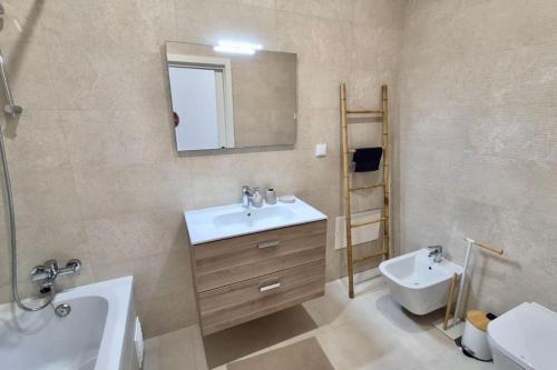 Exclusive 2 Bedroom Near the Beach For 6 Guests