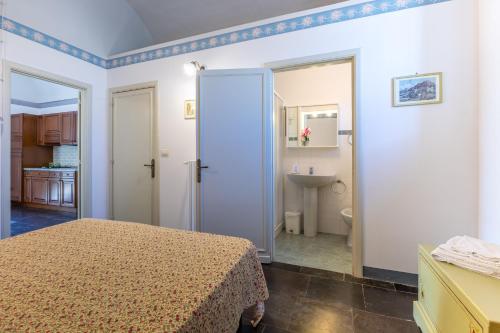 a bedroom with a bed and a bathroom at Villa Aguglie Con Piscina in Modica