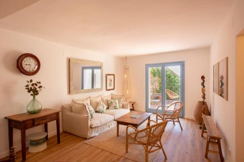a living room with a couch and a table at El Fort d'Ullastret in Ullastret