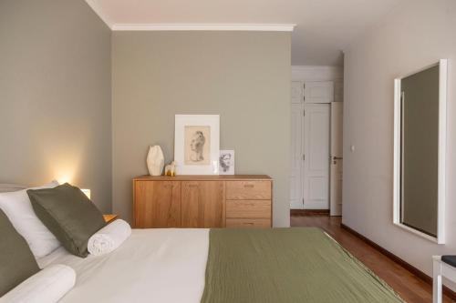 Large 3BR Apartment in Cascais with 2 Balconies