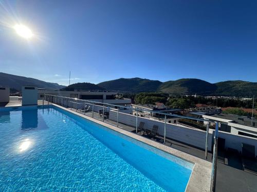 una grande piscina sul tetto di un edificio di Apartman Mango & Mia a Trebinje