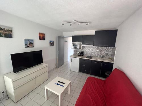 Appartement au calme, très bien situé ,T2 refait à neuf, clim portative, 2 piscines, 400 m de la mer, possibilité d avoir 2 vieux vélos !