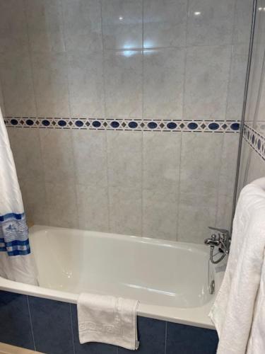 a bathroom with a white tub and a shower at Hotel Montaña Central in Caborana
