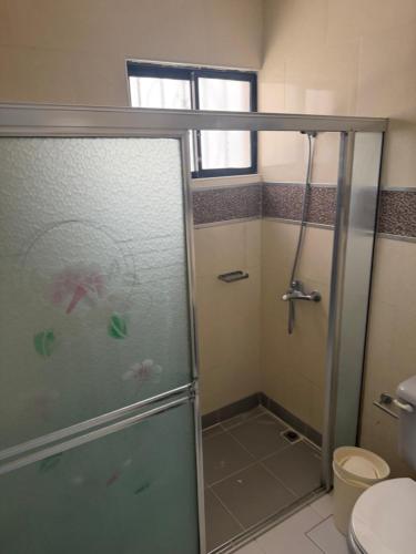 a bathroom with a shower and a toilet at Mary Vilaseca in SJM