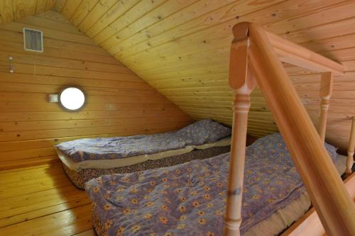 two beds in a room with a attic at Jaani Puhkemaja in Pärnu