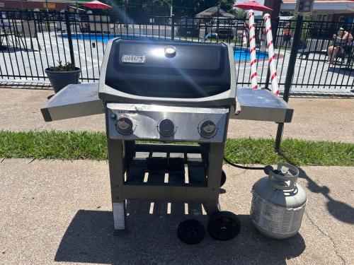 a grill with a pot sitting next to it at 7 Gables Motel Burnside Near Somerset US 27 in Burnside