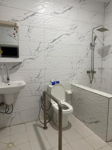 a bathroom with a toilet and a sink at Villa S in Ouagadougou